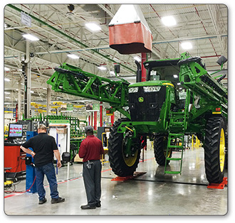John Deere audit minden egyes öntöző traktor esetén - az Iowai gyárban - Quick Check rendszerrel történik, mielőtt az a forgalmazókhoz kerül.