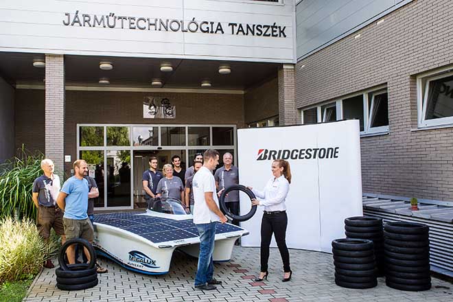 A Bridgestone különleges abroncsokat gyártott a magyar napelemes autóra 660