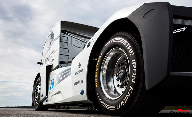 A Goodyear abroncsokkal felszerelt „The Iron Knight” fantázianevű Volvo Trucks kamion a saját kategóriájában két világcsúcsot is megdöntött