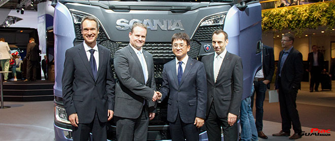 From left to right: Hankook OE Account Manager Europe, Stephan Brückner; Scania Executive Vice President Purchasing, Anders Williamsson, Hankook OE Account Director Europe, Ryu Jae Seock; Hankook Vice President European Technical Center, Klaus Krause