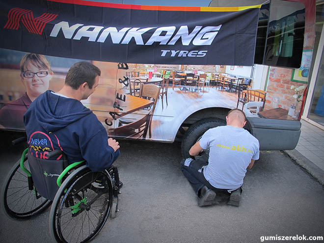 Három garnitúra Nankang téli abroncsot adományozott a fogyatékkal élő embereket segítő Nem Adom Fel Alapítványnak az Abroncs Kereskedőház.