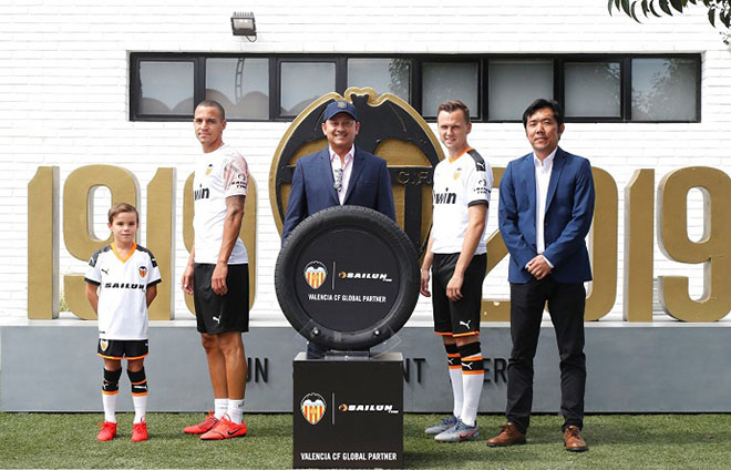 SAILUN logo feszül az FC Valencia játékosok karján