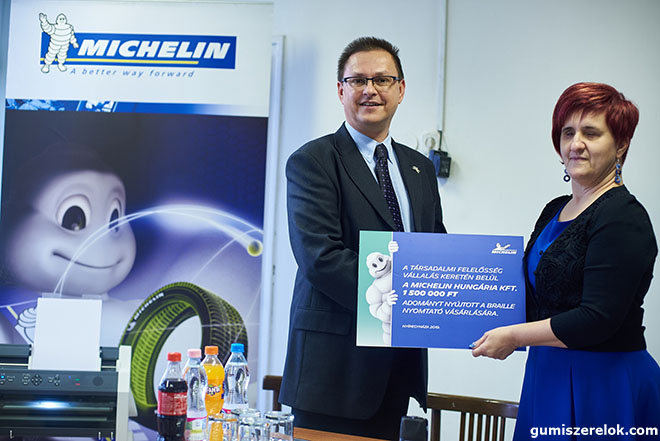 A Michelin Hungária Kft. a társadalmi felelősségvállalási programjának keretében idén másfél millió forinttal támogatja a Vakok és Gyengénlátók Szabolcs-Szatmár-Bereg-Megyei Egyesületét. Az összeget Braille-nyomtató vásárlására fordítják.