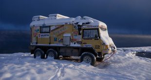 DOTZ Dakar a Föld körül „A Föld körül” névre hallgató projektjével Friedl Swoboda négy év alatt kerüli meg a világot egy Steyr-Puch Pinzgauer 6x6 volánja mögött, mely DOTZ Dakar felniken szeli át bolygónkat.