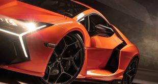 A Lamborghini ismét a Bridgestone-t választotta kizárólagos gumiabroncs-partnerének az új Revuelto, a Lamborghini első V12-es PHEV (Plug-in Hybrid Electric Vehicle) szupersportkocsija számára. A három elektromos motorral hajtott első és a V12-es belsőégésű motor alatt futó hátsó kerekekre fejlesztett Potenza Sport gumiabroncsokat úgy tervezték, hogy fokozzák a Lamborghini Revuelto sportos teljesítményét.