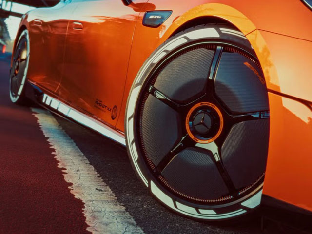 A Michelin és a Mercedes-AMG közös fejlesztése révén egy elektromos autóval körbeutazhatja a Föld kerületét és hosszútávú rekordot állíthat fel.
