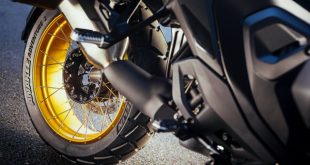 Az új MICHELIN Anakee Adventure 2 trail motorgumi kiváló nedves tapadást, hosszú élettartamot és kényelmet kínál aszfalton és terepen is.