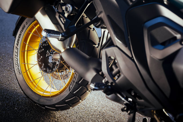 Az új MICHELIN Anakee Adventure 2 trail motorgumi kiváló nedves tapadást, hosszú élettartamot és kényelmet kínál aszfalton és terepen is.